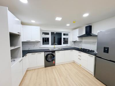 A lovely loft room with its own en-suite bathroom is now available in our HMO house - Image 8