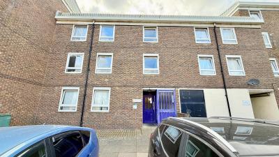 3 Bedroom Flat at Teviot Street, London, E14 6QT - Image 1