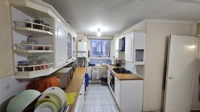 3 Bedroom Flat at Teviot Street, London, E14 6QT - Image 2