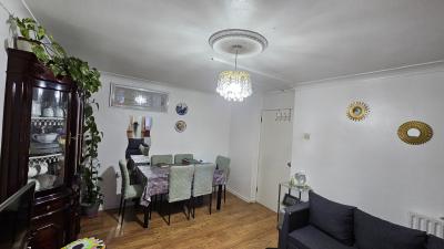3 Bedroom Flat at Teviot Street, London, E14 6QT - Image 3