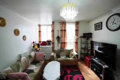 3 Bedroom Flat at Teviot Street, London, E14 6QT - Image 2
