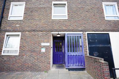 3 Bedroom Flat at Teviot Street, London, E14 6QT - Image 7