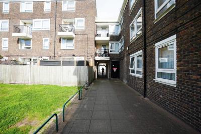 3 Bedroom Flat at Teviot Street, London, E14 6QT - Image 13