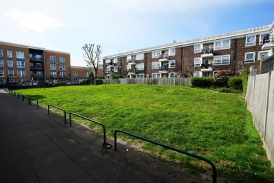 3 Bedroom Flat at Teviot Street, London, E14 6QT - Image 14