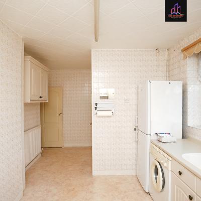 3 Bedroom End of Terrace house in North Hill Drive, Harold Hill, Romford RM3 - Image 4