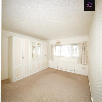 3 Bedroom End of Terrace house in North Hill Drive, Harold Hill, Romford RM3 - Image 8